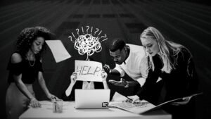 Equipe de marketing confusa e pedindo ajuda — ilustrando por que estratégia de marketing cresce mas faturamento estagnan sem conexão clara a resultado financeiro